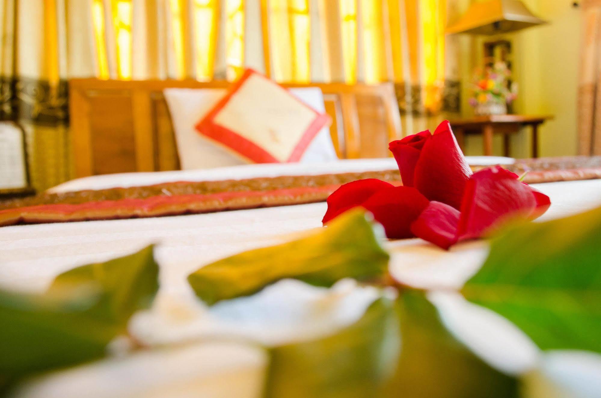 Nhu Phu Hotel Hue Buitenkant foto